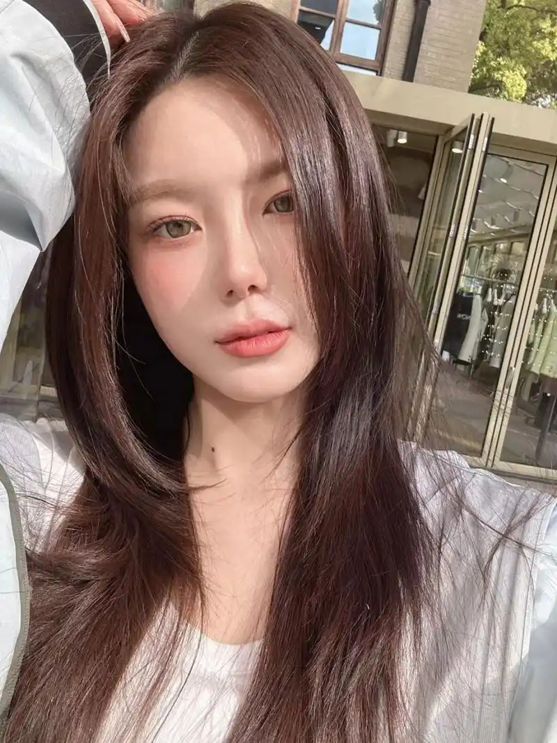 夏天该有的长发样子 边缘层次碎发发型层次感长发发型显白蜜茶棕质感