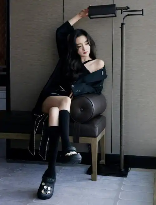 和黑色短裙,一身黑色look又美又酷,太好看了外套:eytys 2021秋冬#杨幂