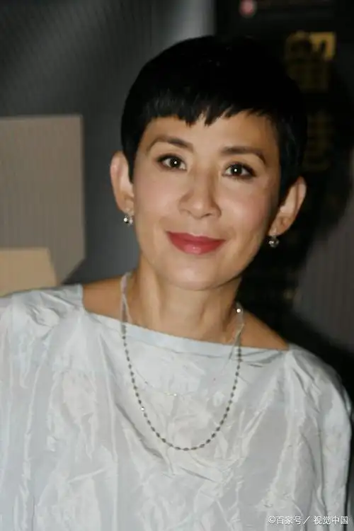 吴君如穿出50 女人想要的年轻感,白色娃娃裙搭短发,优雅减龄