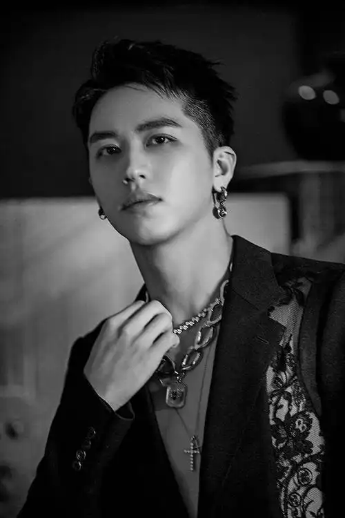 许魏洲穿真空西装秀白嫩胸肌获封品牌影响力艺人