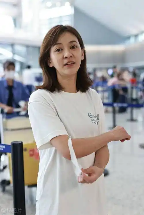 陈意涵街拍:白色体恤黑色裙子休闲潇洒_湖南_长沙_机场