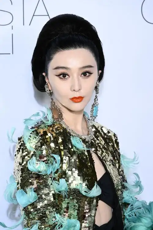 卧槽!#范冰冰##巴黎时装周#看秀第二套造型极清美图大赏!