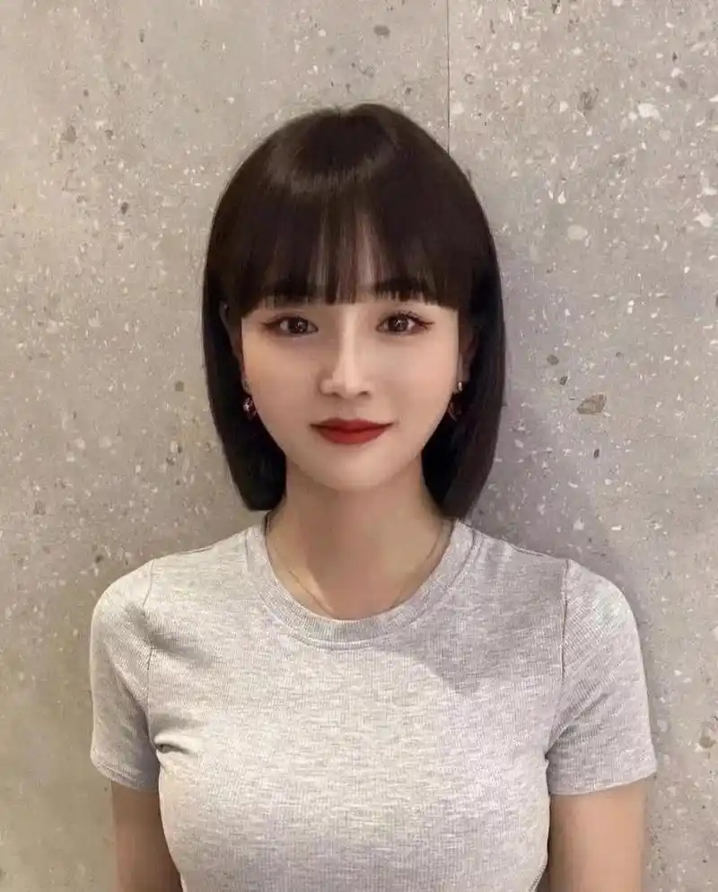 齐肩短发女生秋冬减龄发型. 漂亮的    适合圆脸.