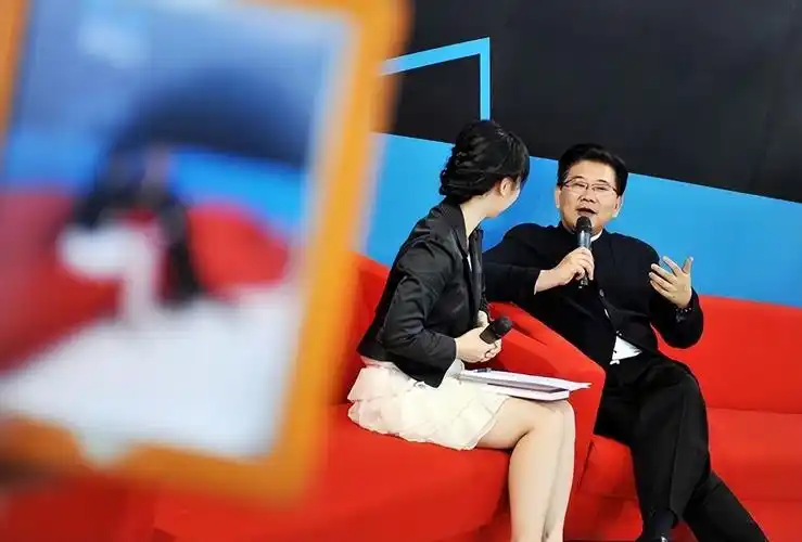 早些时候,曹可凡疑似暗讽薛之谦,之后又被指责对金星进行"背刺".