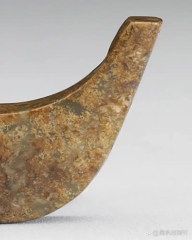 馆藏 良渚文化早期 玉璜 尺寸:长4 中段高2.6 厚0.4公分 现存于 中国