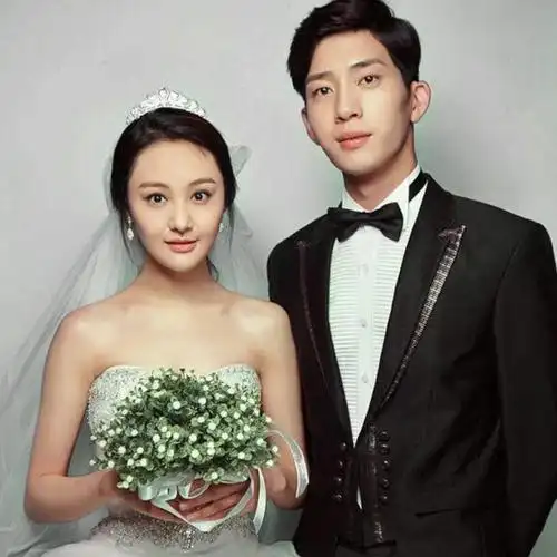 郑爽穿婚纱上节目香肩锁骨外露粉丝颜值又回来啦