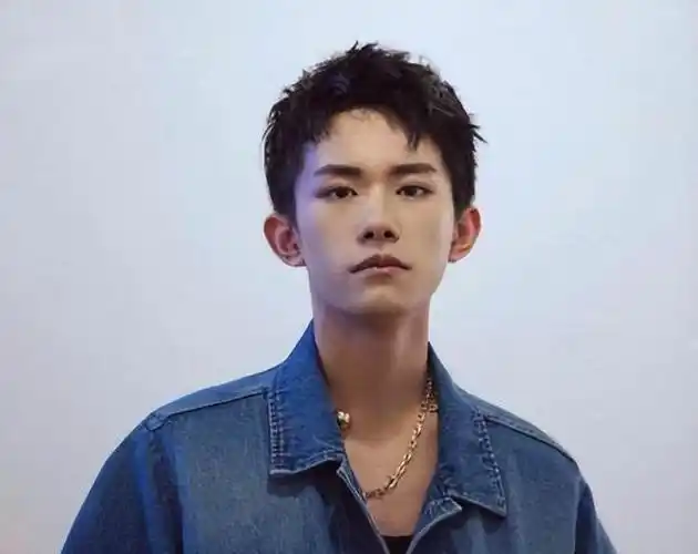 看了易烊千玺在外网爆火的视频才明白他的成功绝不是偶然