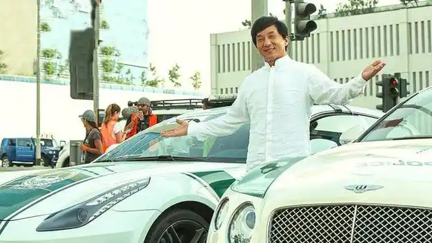 人家的豪车多到大家都数不过来,什么跑车和房车,特别是成龙大哥曾经还