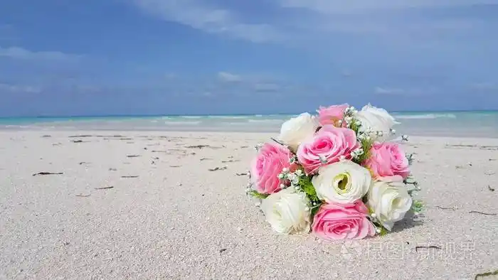 美丽的海滩背景白色沙热带天堂岛与蓝天大海水海洋 4 k 粉红色鲜花