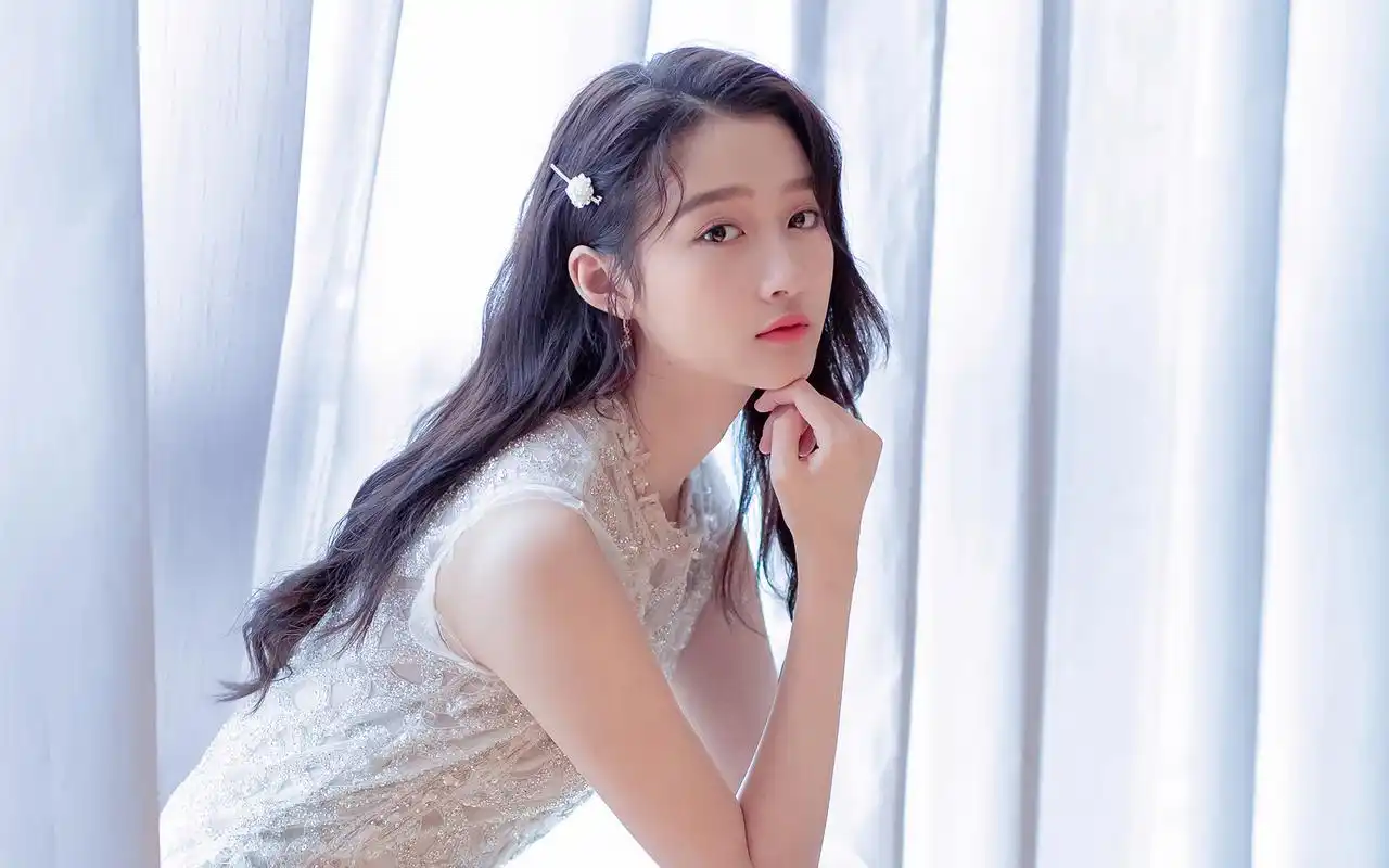 关晓彤仙气十足写真桌面壁纸