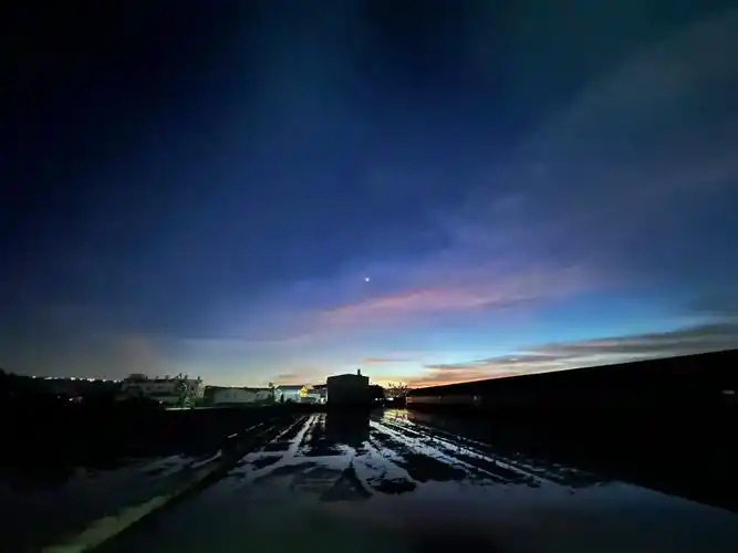 傍晚夜景.无滤镜,是不是要夸爆?  家楼下每天不同的夜景!  - 抖音