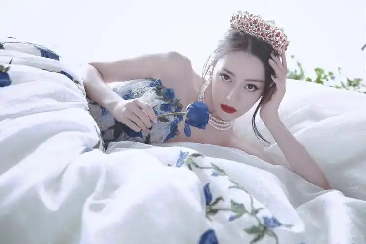 迪丽热巴是玫瑰庄园走出来的公主吧# 微博:·甜-茶-酥-饼·(小仙女p