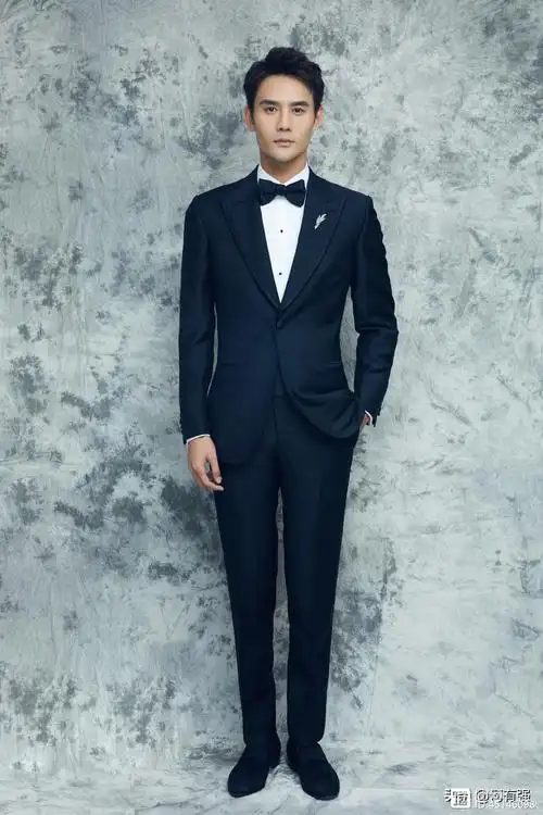 王凯温柔儒雅的男明星马甲式的西装青春洋溢展现成熟气质
