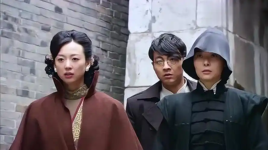 江湖正道票儿和鬼子发生枪战,不料父亲竟中枪身亡,太惨了