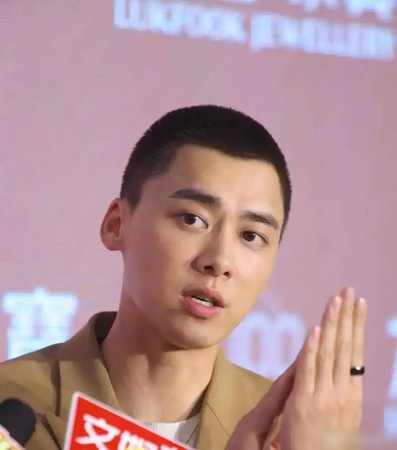 娱乐最前沿#11月30日,@李易峰 一身西装 寸头帅气亮相品牌活动,真是