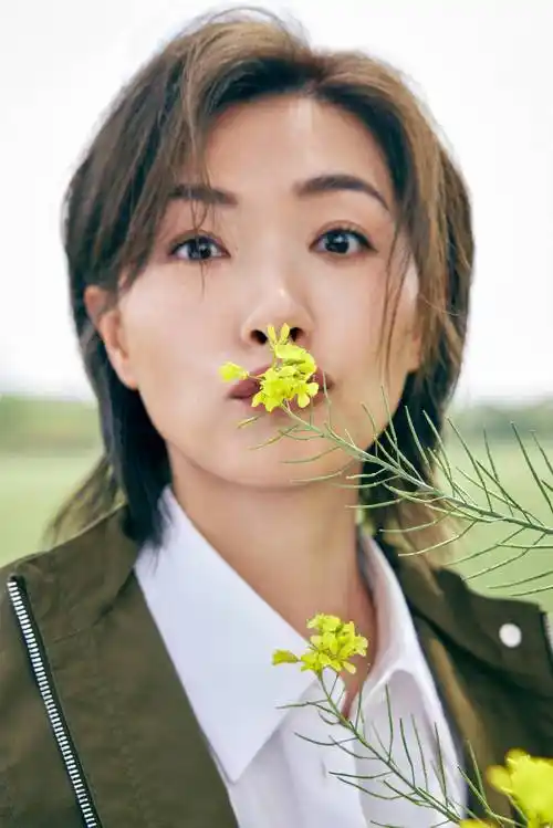 万茜晒照庆41岁生日,笑容迷人有活力,又美又飒温柔似初恋_祝福_显得