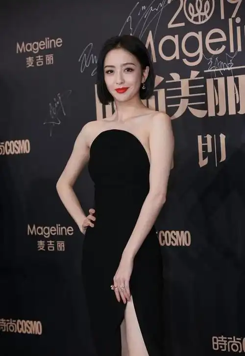 佟丽娅真挺会穿的一袭丝绒吊带裙出席活动尽显苗条身段