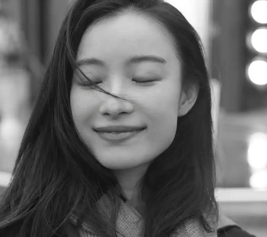 倪妮 五一快乐啊!好多图 好快乐 好伟大好有故事感的一张脸 - 抖音