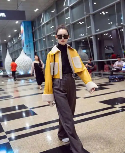 戚薇机场街拍超有范!皮毛外套搭牛仔裤,时髦与温度兼具