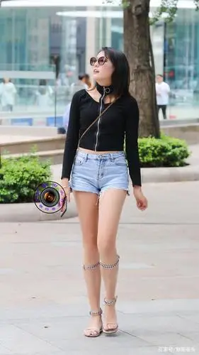 牛仔短裤搭配罗马凉鞋,复古的休闲穿搭,简约大气穿出时尚效果