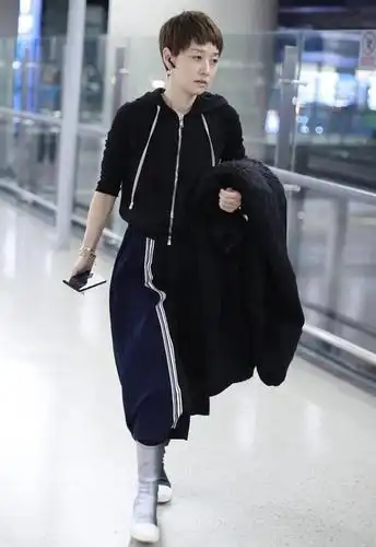 马伊琍现身机场,穿夹克衫搭半裙超帅气,短发造型减龄不像43岁