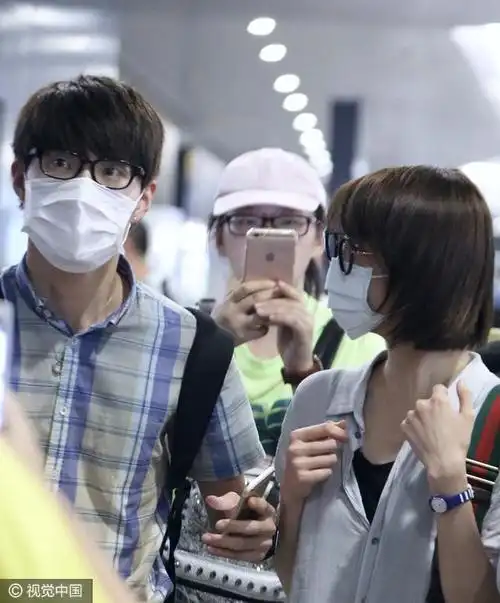 稀饭热点 郑爽,杨洋,口罩 > 正文 郑爽现身机场,除了等候接机的粉丝