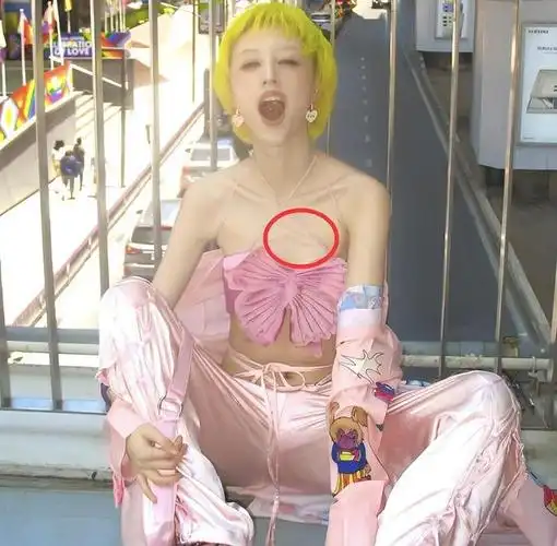 华晨宇女友放飞自我穿吊带胸口伤痕明显染黄发太个性