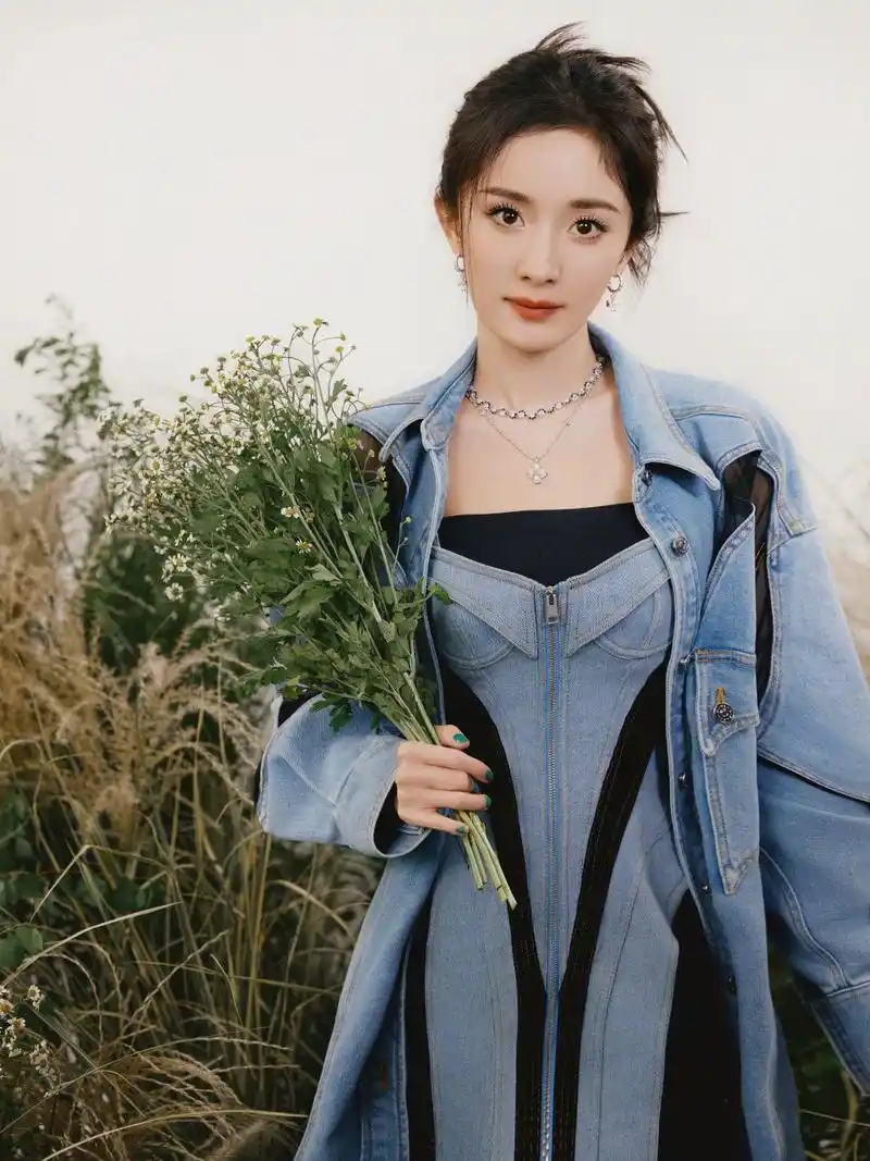杨幂出新图了 太美 牛仔衣太美了