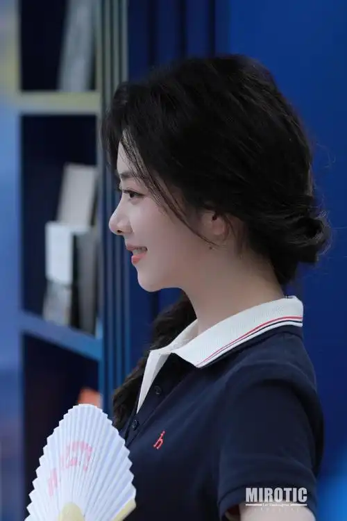 成都哈吉斯    今天是运动风的美女子    又热又晒辛苦了@谭松韵seven