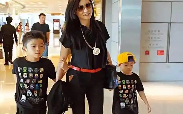 回顾人财两空张柏芝3儿改姓谢霆锋带娃旅游拉拢谢贤夺抚养权