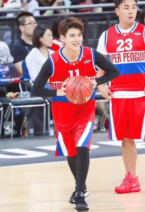 男友力爆棚,这手臂肌肉线条绝了@任嘉伦allen#任嘉伦#rjl#任嘉伦暮色