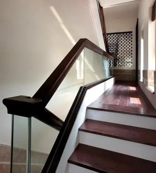 封闭楼梯间扶手效果图