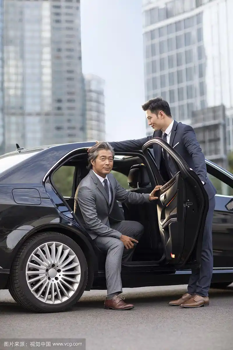 成功的商务男士下车
