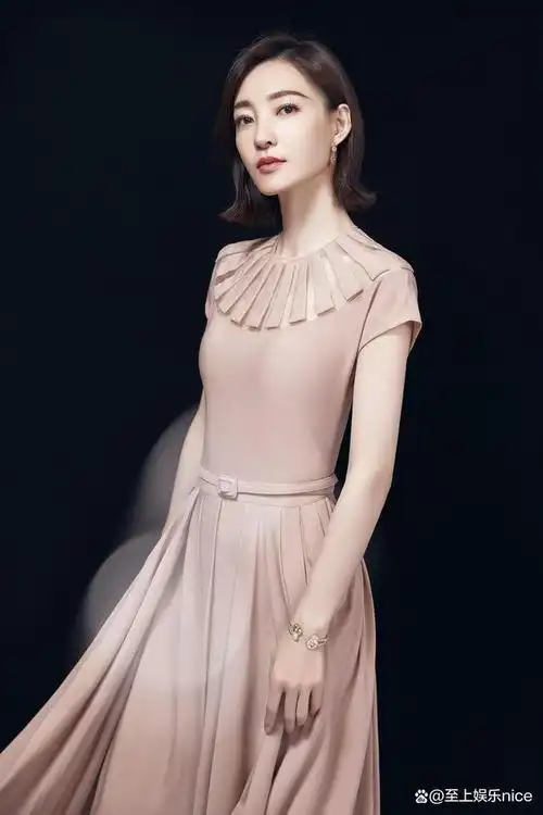 王丽坤15岁出道影视,21岁拍摄风月片火遍全网,如今34