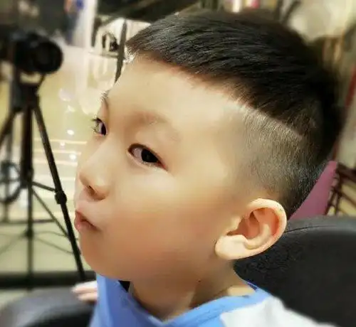 12岁男孩酷帅短发打造时尚小正太 小学高年级男生带感短发设计_发型