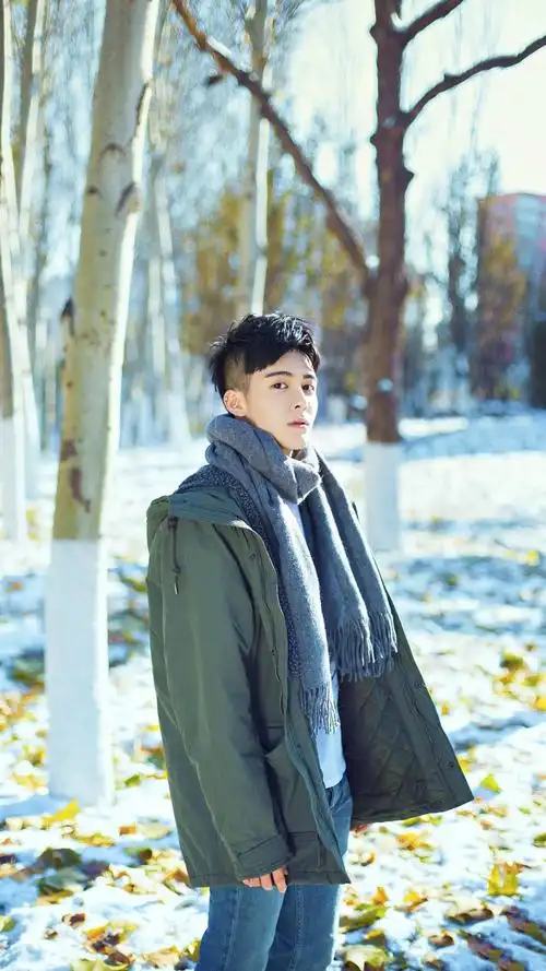 大眼睛帅哥曾舜晞阳光清爽写真手机壁纸