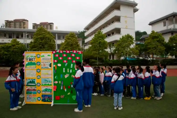贵定县盘江镇小学校长陶静表示:"安全无小事,学校通过国旗下讲话,主题