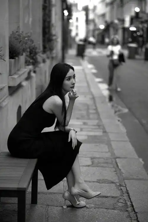 杨幂法国街拍大赏,这应该是她的巅峰颜值了