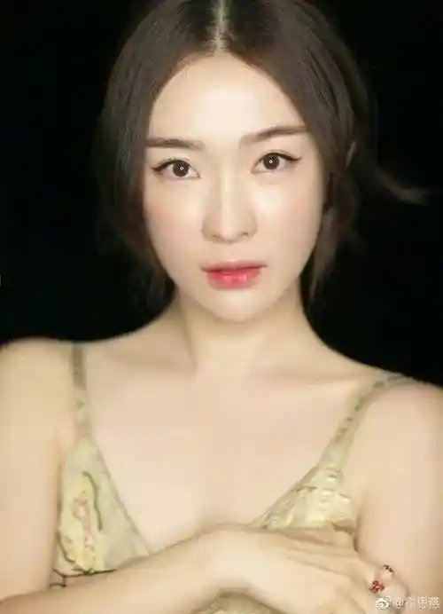 你以为霍思燕只是嗯哼妈?眼周平滑是真少女好吗