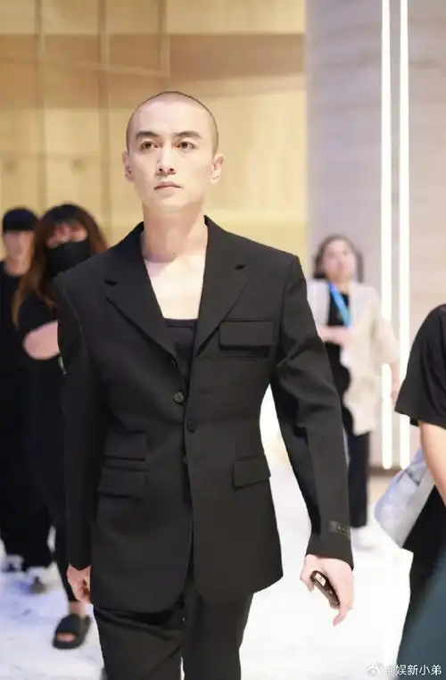 陈晓这光头造型如何?酷酷的