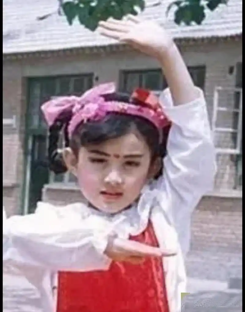 赵丽颖小时候真可爱,像个小天使一样