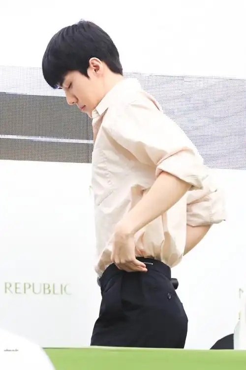 吴世勋灰裤子提裤子是什么梗(吴世勋提裤子很大)