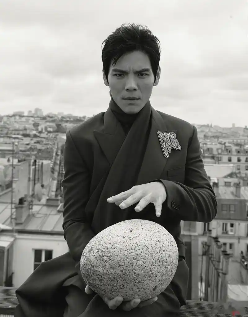 这套图让我get到了向佐,暗色系拼接风衣彰显朋克金属质感,高冷的神情