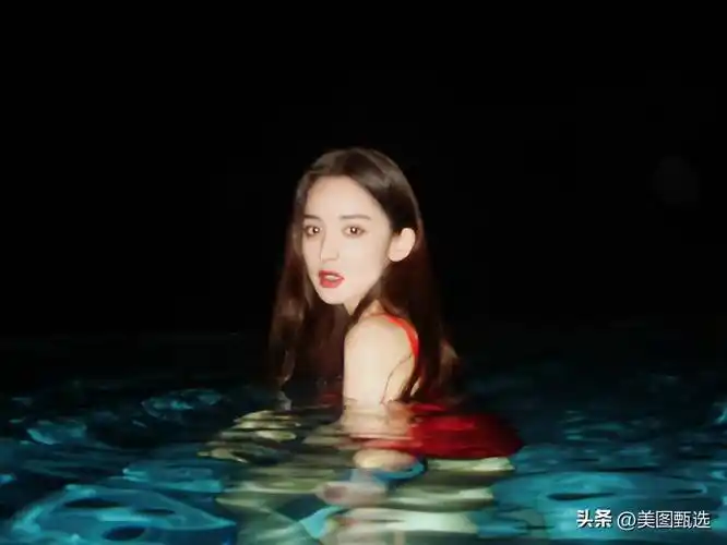 古力娜扎,深夜泳装