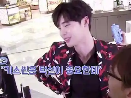 关于李钟硕真的很会吻这件事|两个世界|李钟硕_新浪新闻