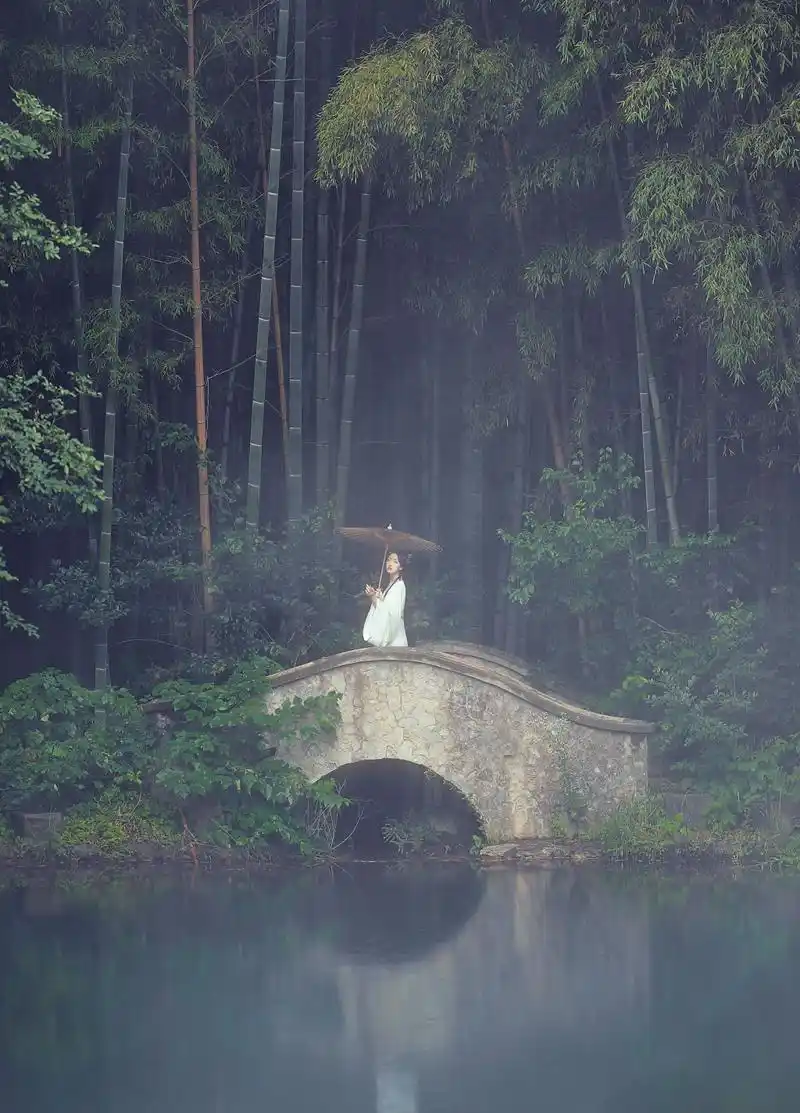 汉服古风:路过竹林时,在那片灰蓝色的雾气里,我遇见了她