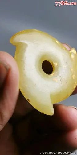 红山文化老黄玉玄机,,,包浆沁色入骨,风化明显,,,高古玉器红山玉器红