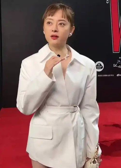 原创孙俪留长发出席活动皮肤白皙脸部线条硬朗女生男相问题仍明显