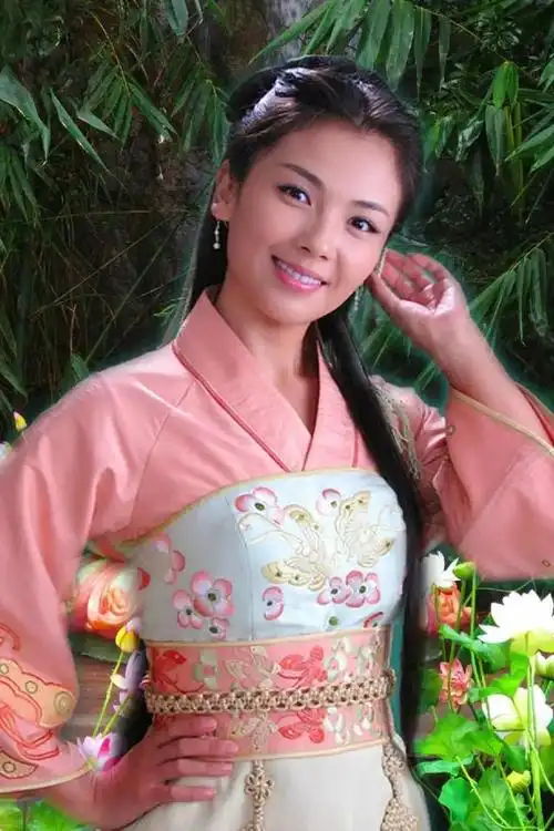 这一举动让人们不禁为刘涛的专业态度和对角色的敬重而感动.