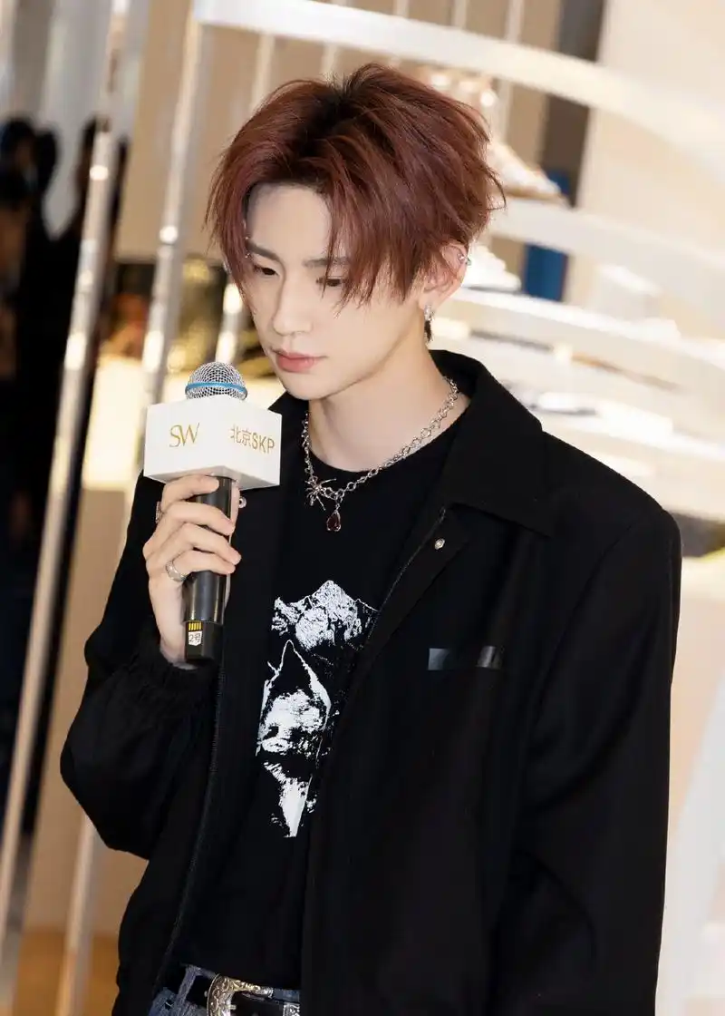 小鬼王琳凯出席活动现场高清图掉落 可清纯无辜可热辣自信的型男鬼哥